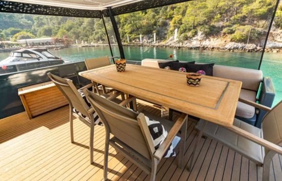 Motor yacht Luxury motor yacht with a capacity of 8 people 2014 2700hp