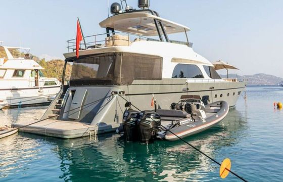 Motor yacht Luxury motor yacht with a capacity of 8 people 2014 2700hp
