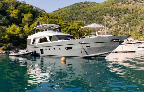 Motor yacht Luxury motor yacht with a capacity of 8 people 2014 2700hp