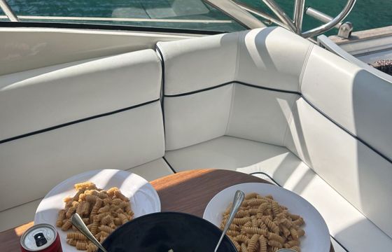 Motorboat Poly Form Triakis C30 660hp