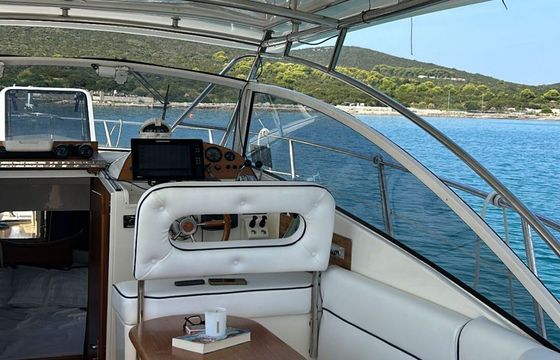 Motorboat Poly Form Triakis C30 660hp