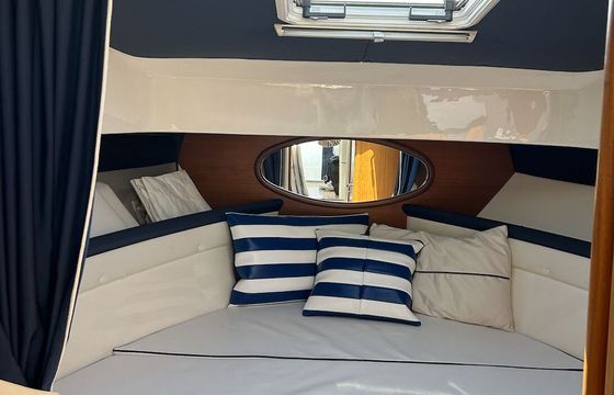 Motorboat Poly Form Triakis C30 660hp