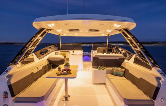 Motorboat AQUILA 32 SPORT CATAMARAN 600hp