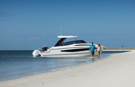 Motorboat AQUILA 32 SPORT CATAMARAN 600hp
