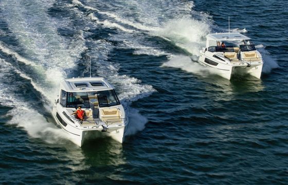 Motorboat AQUILA 32 SPORT CATAMARAN 600hp