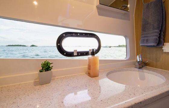 Motorboat AQUILA 32 SPORT CATAMARAN 600hp