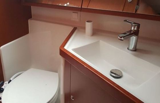 Sailboat BENETEAU OCEANIS 41.1 12.43m