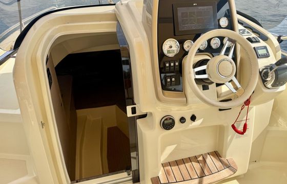 Motorboat Invictus 280CX 350hp