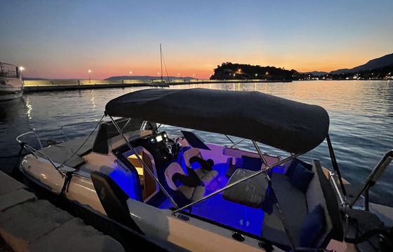 Motorboat Beneteau Flyer 7.7 Sundeck- luxury 300hp