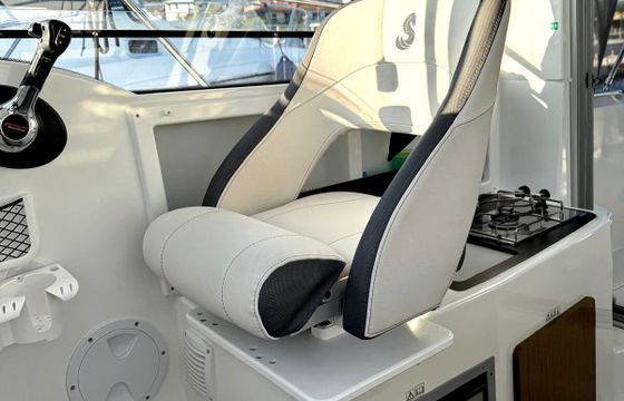Motorboat Beneteau Antares 8 ob 250hp