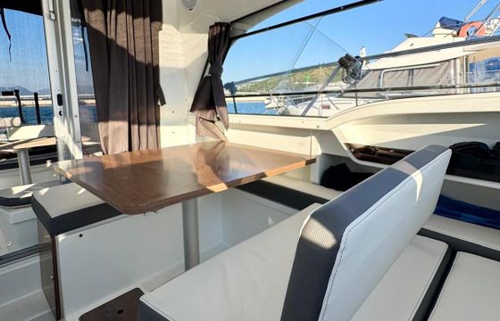 Motorboat Beneteau Antares 8 ob 250hp