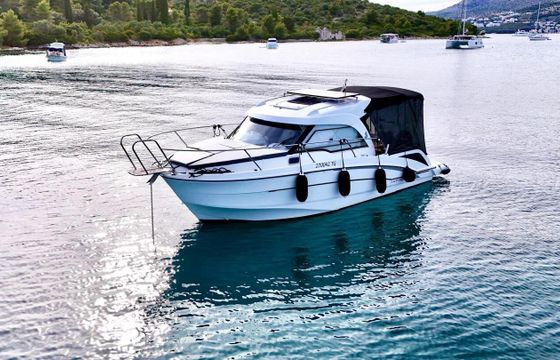 Motorboat Beneteau Antares 8 ob 250hp