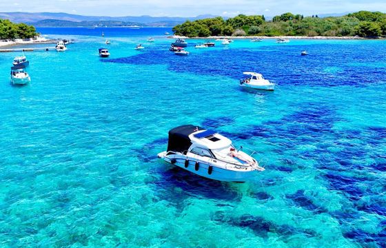 Motorboat Beneteau Antares 8 ob 250hp