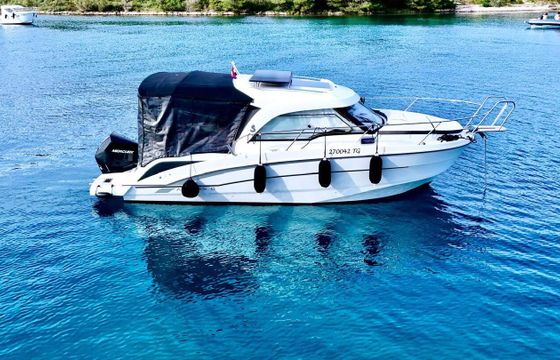 Motorboat Beneteau Antares 8 ob 250hp