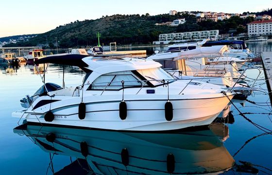 Motorboat Beneteau Antares 8 ob 250hp