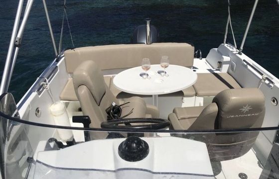 Motorboat Jeanneau Cap Camarat 6.5 Cc 200hp