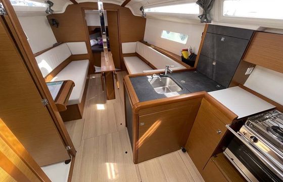 Sailboat Jeanneau Sun Odyssey 349 10.34m