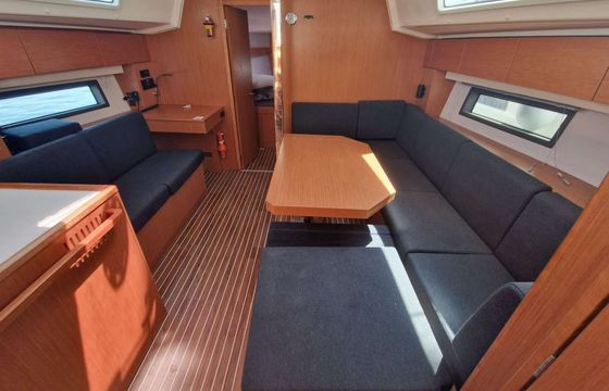 Sailboat Bavaria C42 12m