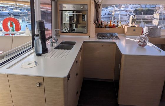 Catamaran Fountaine Pajot Astréa 42 12.58m
