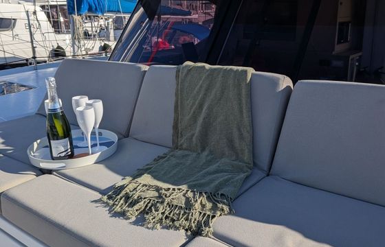 Catamaran Fountaine Pajot Astréa 42 12.58m