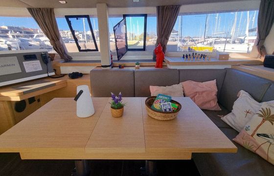 Catamaran Fountaine Pajot Astréa 42 12.58m