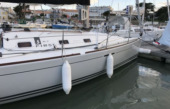 Sailboat Beneteau First 31.7 9.8m