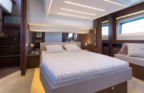 Motor yacht Jeanneau Prestige 520 Fly 880hp