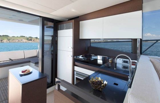 Motor yacht Jeanneau Prestige 520 Fly 880hp