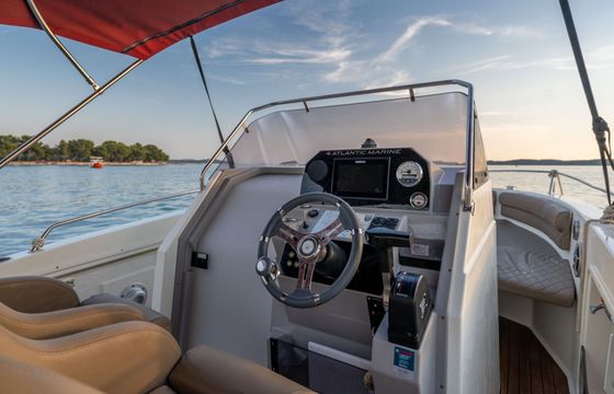 Motorboat Atlantic Marine 750 with 350hp Atlantic 350hp