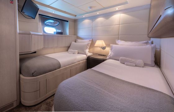 Motor yacht Mangusta 105ft