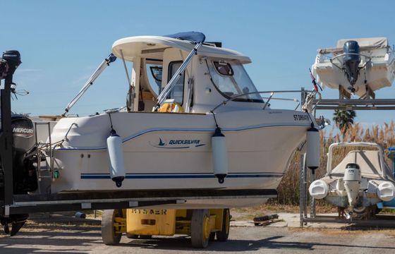 Motorboat QUICKSILVER 5.8 pilothouse 80hp