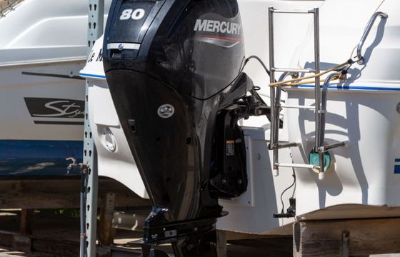 Motorboat QUICKSILVER 5.8 pilothouse 80hp