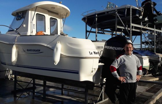 Motorboat QUICKSILVER 5.8 pilothouse 80hp