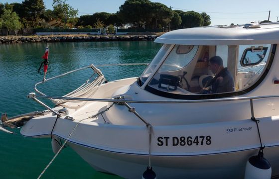 Motorboat QUICKSILVER 5.8 pilothouse 80hp
