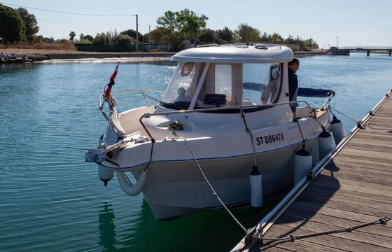 Motorboat QUICKSILVER 5.8 pilothouse 80hp