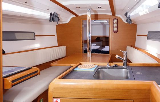 Sailboat JEANNEAU Sun Odyssey 349 Siberia 10.34m