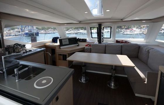 Catamaran FOUNTAINE PAJOT LUCIA 40 11.73m