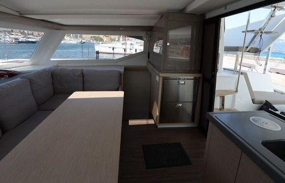Catamaran FOUNTAINE PAJOT LUCIA 40 11.73m