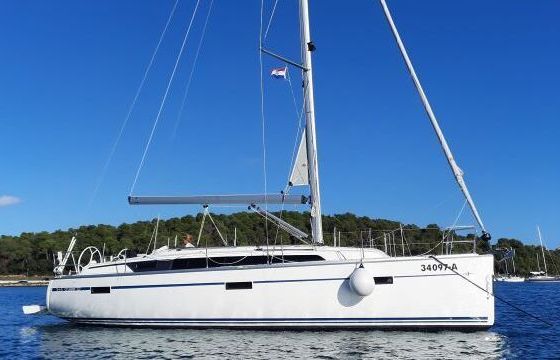 Sailboat Bavaria Cruiser 37 11.3m