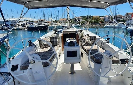 Sailboat Bavaria Cruiser 37 11.3m
