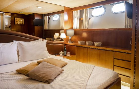 Motor yacht Cantieri di Pisa Akhir 27 2660hp