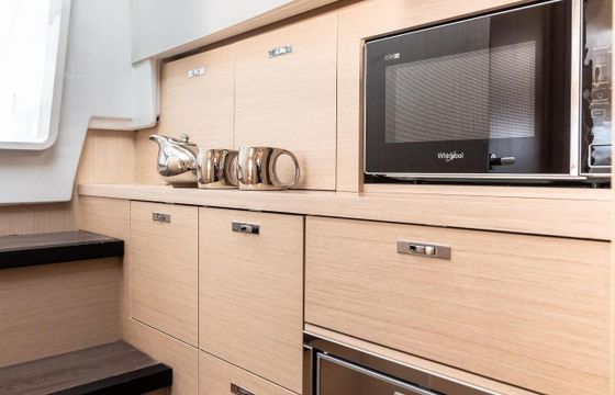 Motor yacht Jeanneau DB 37 640hp