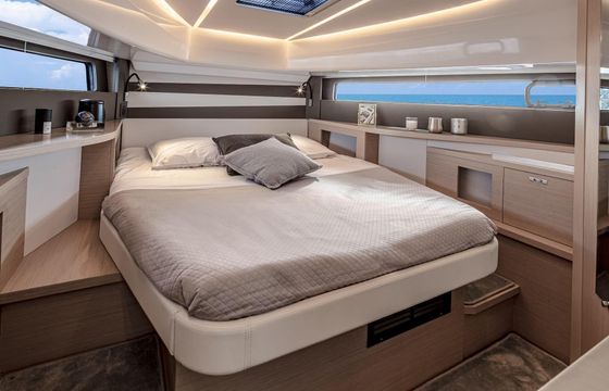Motor yacht Jeanneau DB 37 640hp