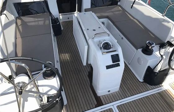 Sailboat Jeanneau Sun Odyssey 440 13m