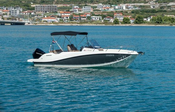 Motorboat Quicksilver 675 Open 225hp