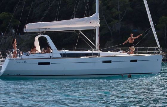 Sailboat Beneteau Oceanis 45 13.7m