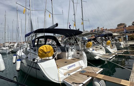 Sailboat Bavaria Cruiser 37 11m