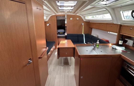 Sailboat Bavaria Cruiser 37 11m