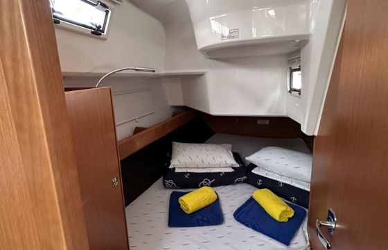 Sailboat Bavaria Cruiser 37 11m