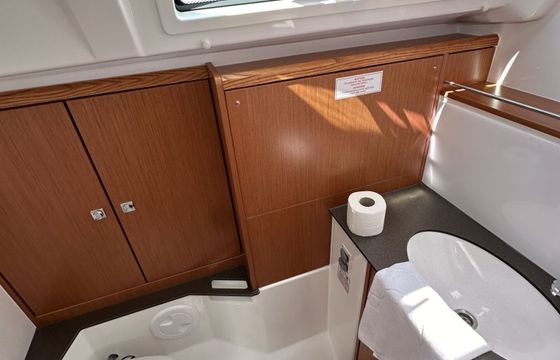 Sailboat Bavaria Cruiser 37 11m